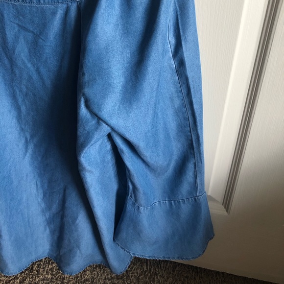 💛4/20 sale if you bundle NWOT Liz Claiborne bell sleeve chambray top - Picture 6 of 6